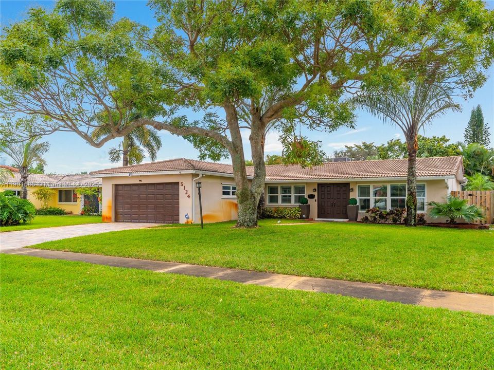 Active With Contract: $699,999 (3 beds, 2 baths, 1786 Square Feet)