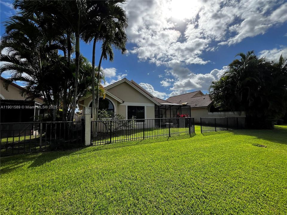 For Sale: $245,000 (2 beds, 2 baths, 1829 Square Feet)