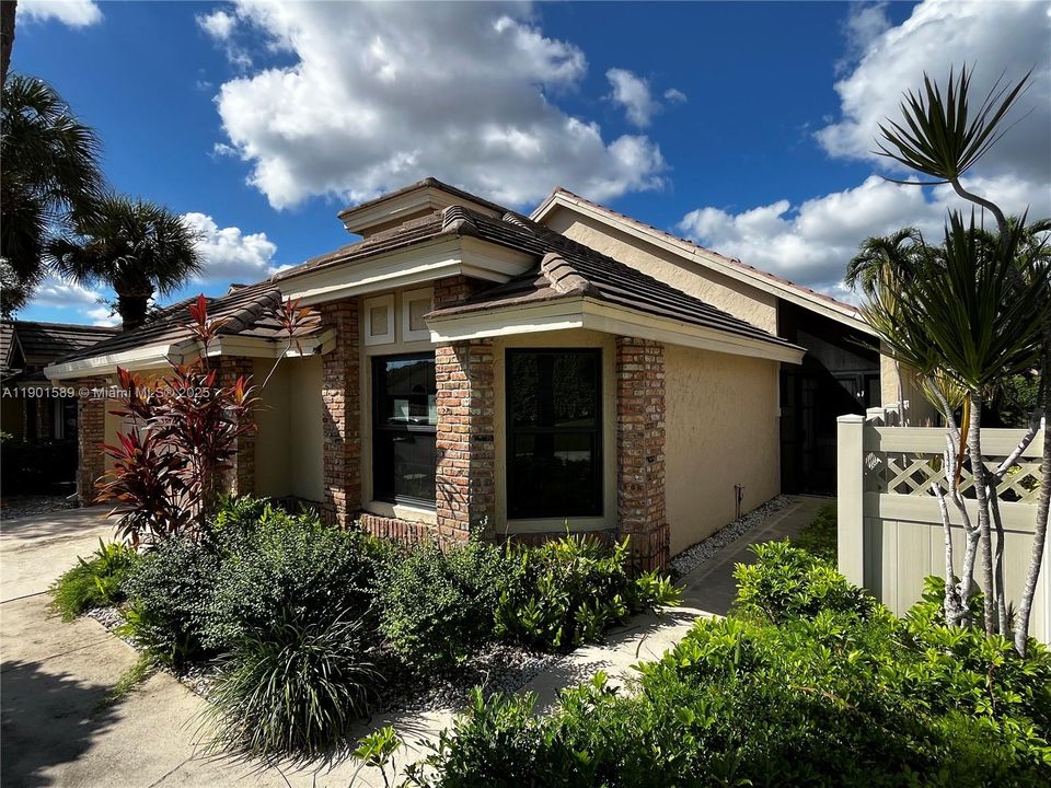 For Sale: $245,000 (2 beds, 2 baths, 1829 Square Feet)