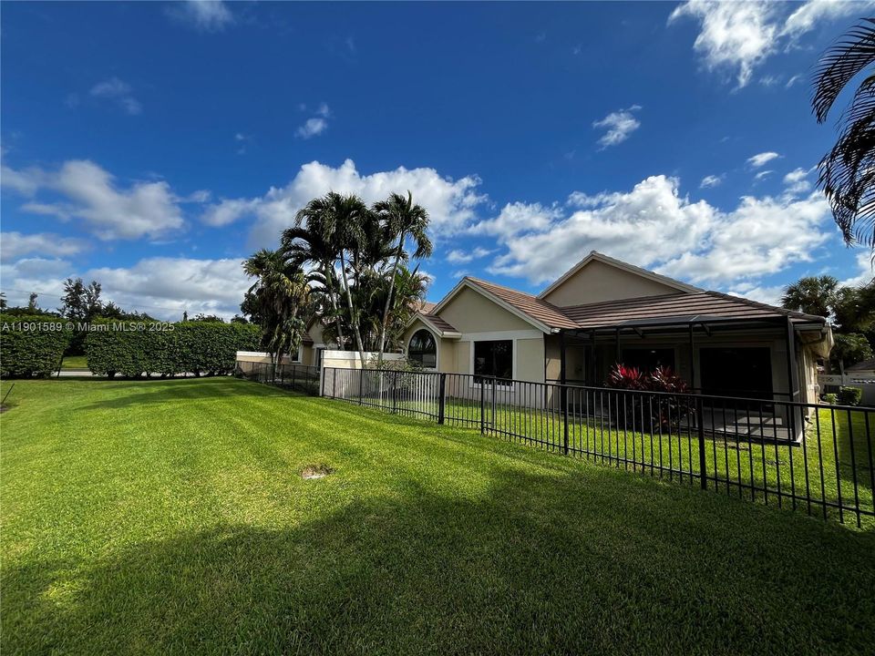 For Sale: $245,000 (2 beds, 2 baths, 1829 Square Feet)