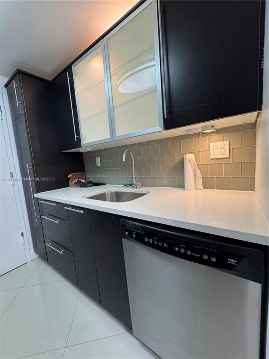 For Rent: $2,400 (1 beds, 1 baths, 898 Square Feet)