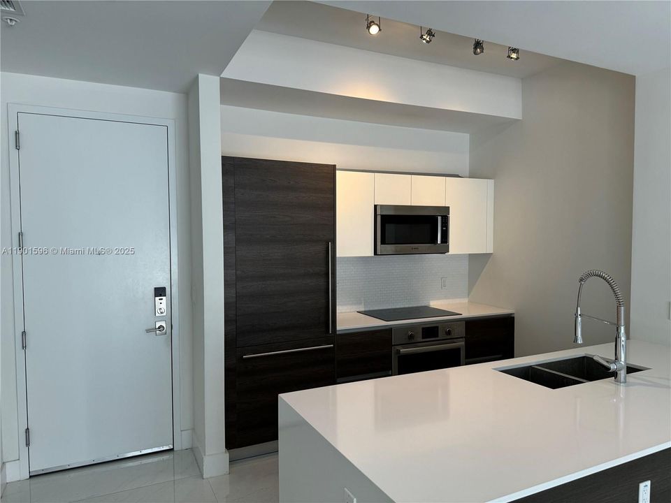 Active With Contract: $3,700 (1 beds, 1 baths, 778 Square Feet)