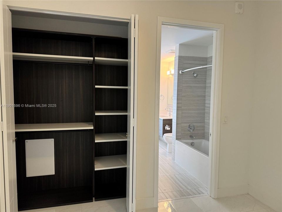 Active With Contract: $3,700 (1 beds, 1 baths, 778 Square Feet)