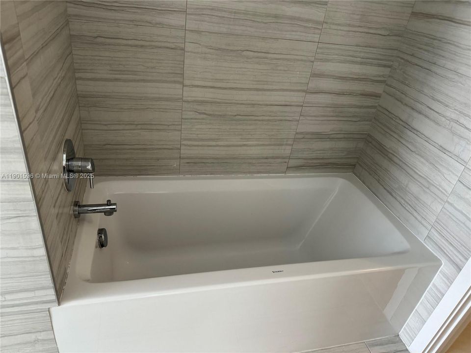 Active With Contract: $3,700 (1 beds, 1 baths, 778 Square Feet)