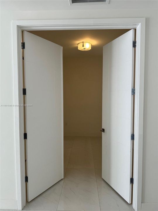 Active With Contract: $3,700 (1 beds, 1 baths, 778 Square Feet)