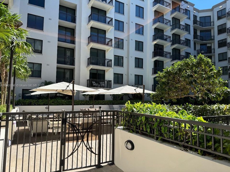 Active With Contract: $3,700 (1 beds, 1 baths, 778 Square Feet)