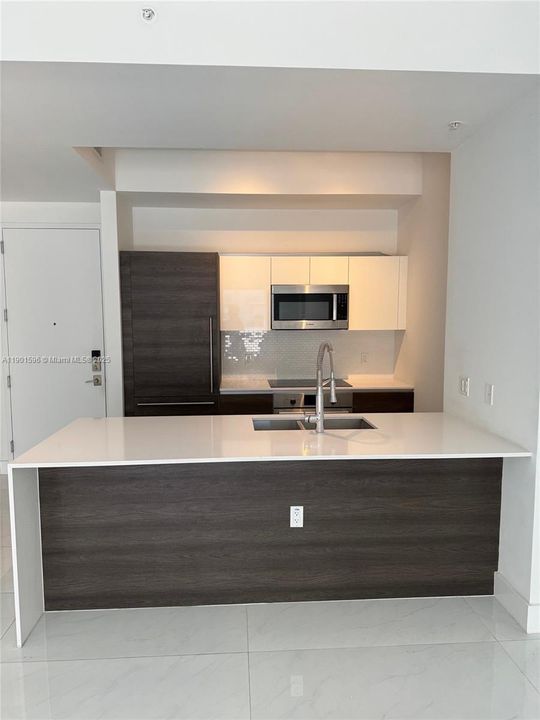 Active With Contract: $3,700 (1 beds, 1 baths, 778 Square Feet)