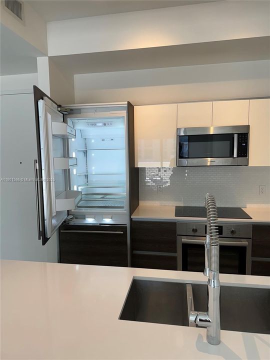 Active With Contract: $3,700 (1 beds, 1 baths, 778 Square Feet)