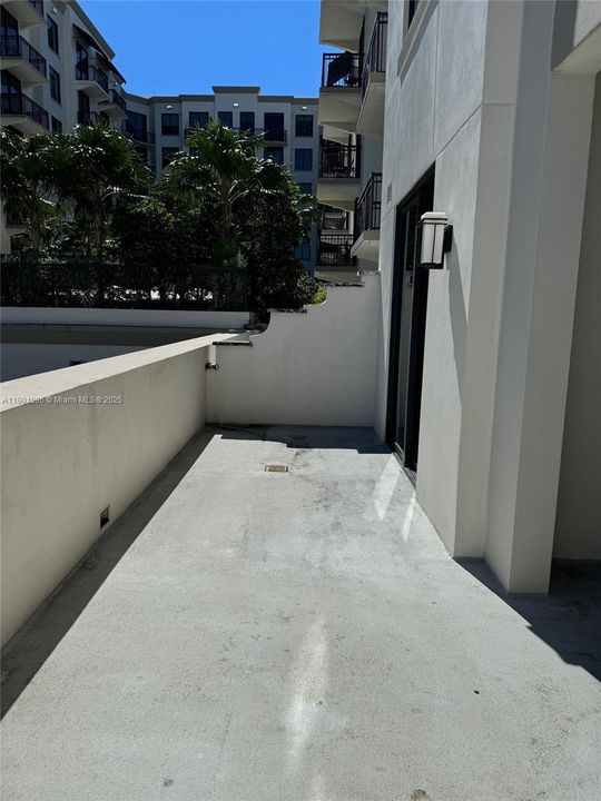 Active With Contract: $3,700 (1 beds, 1 baths, 778 Square Feet)