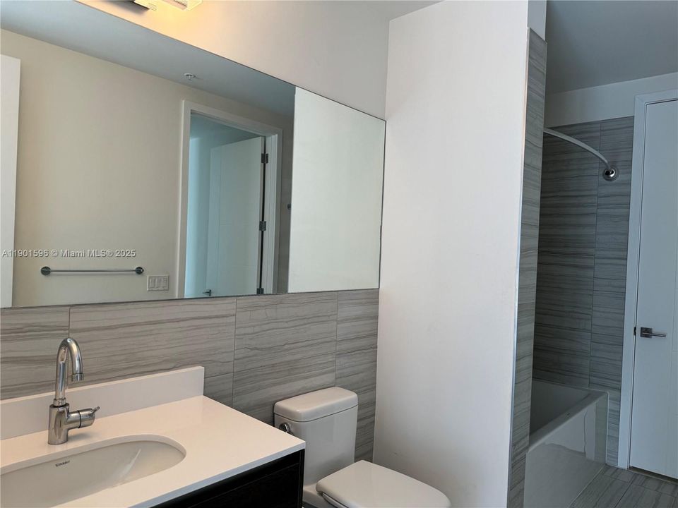 Active With Contract: $3,700 (1 beds, 1 baths, 778 Square Feet)