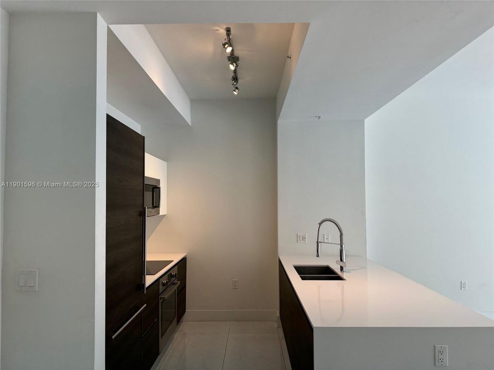 Active With Contract: $3,700 (1 beds, 1 baths, 778 Square Feet)