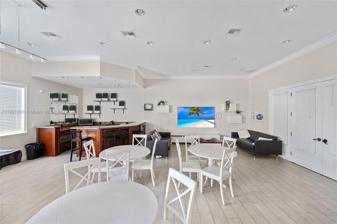 For Rent: $2,750 (3 beds, 2 baths, 1321 Square Feet)