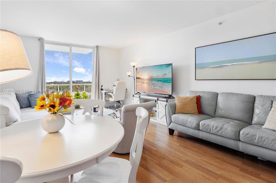 For Sale: $380,000 (2 beds, 2 baths, 891 Square Feet)