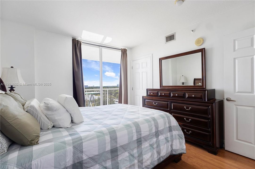 For Sale: $380,000 (2 beds, 2 baths, 891 Square Feet)