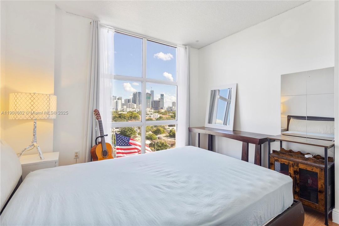 For Sale: $380,000 (2 beds, 2 baths, 891 Square Feet)