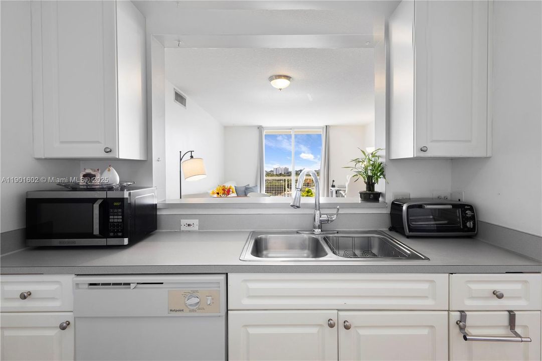 For Sale: $380,000 (2 beds, 2 baths, 891 Square Feet)