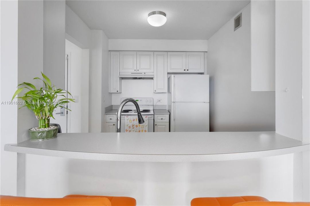 For Sale: $380,000 (2 beds, 2 baths, 891 Square Feet)