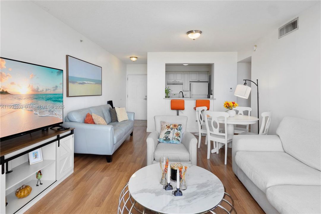 For Sale: $380,000 (2 beds, 2 baths, 891 Square Feet)