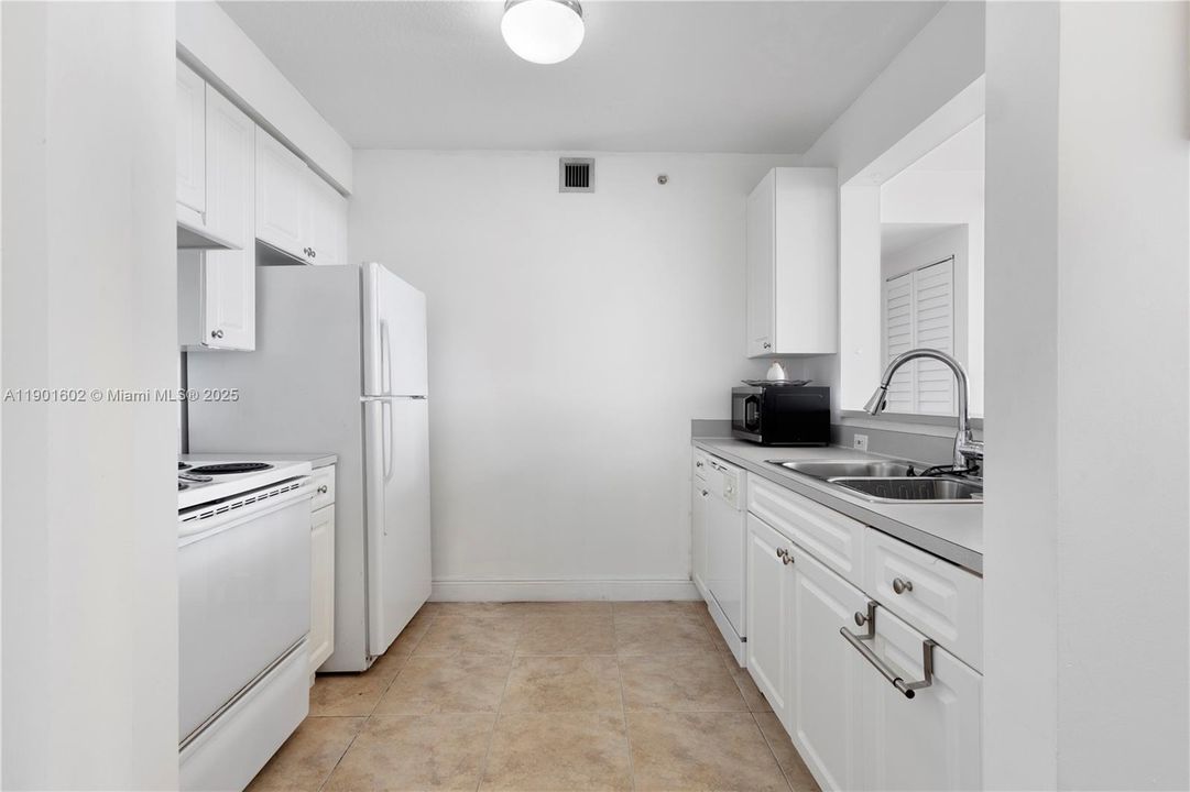 For Sale: $380,000 (2 beds, 2 baths, 891 Square Feet)