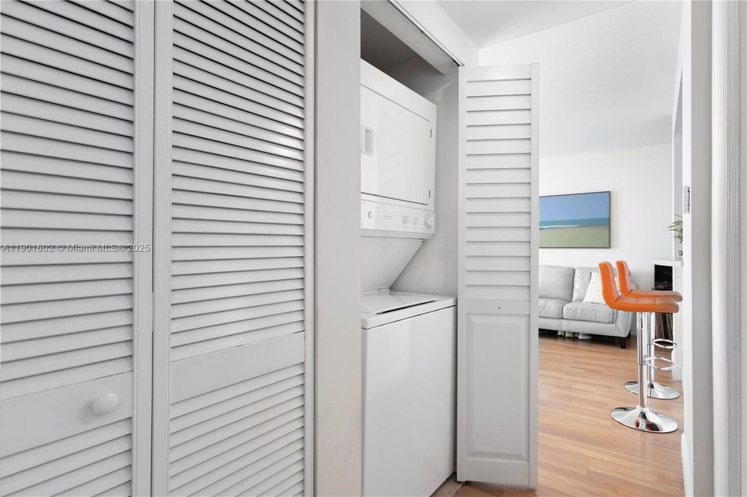 For Sale: $380,000 (2 beds, 2 baths, 891 Square Feet)