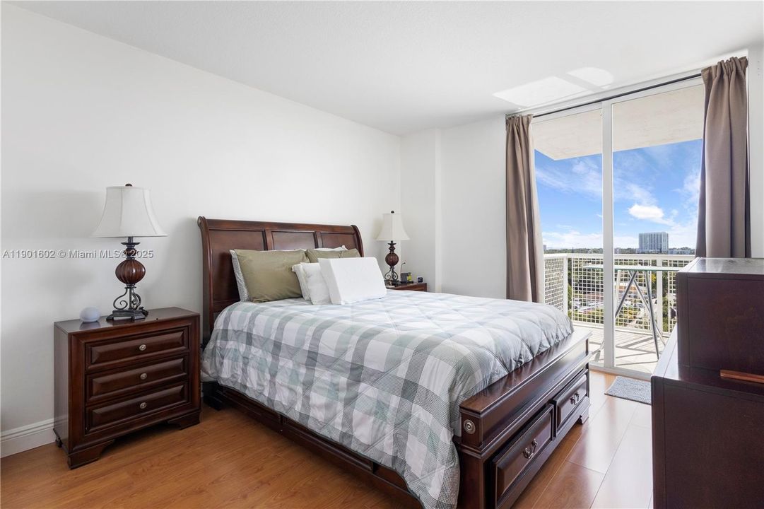 For Sale: $380,000 (2 beds, 2 baths, 891 Square Feet)