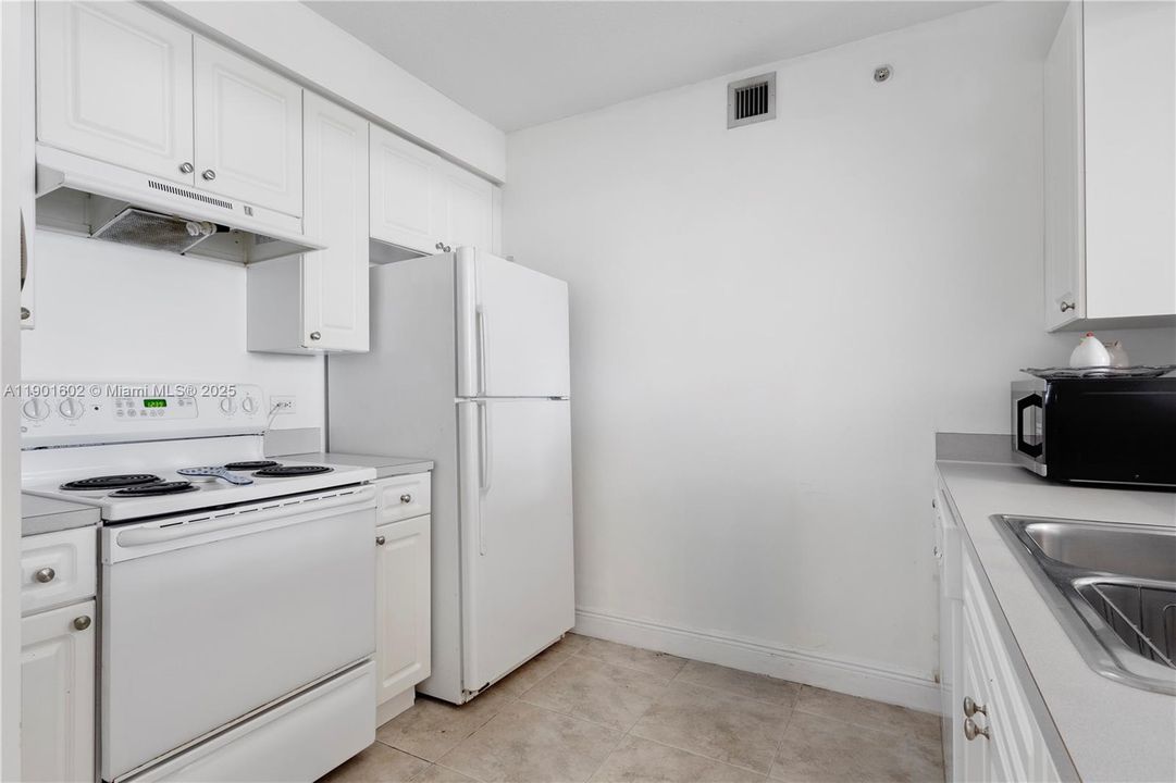 For Sale: $380,000 (2 beds, 2 baths, 891 Square Feet)