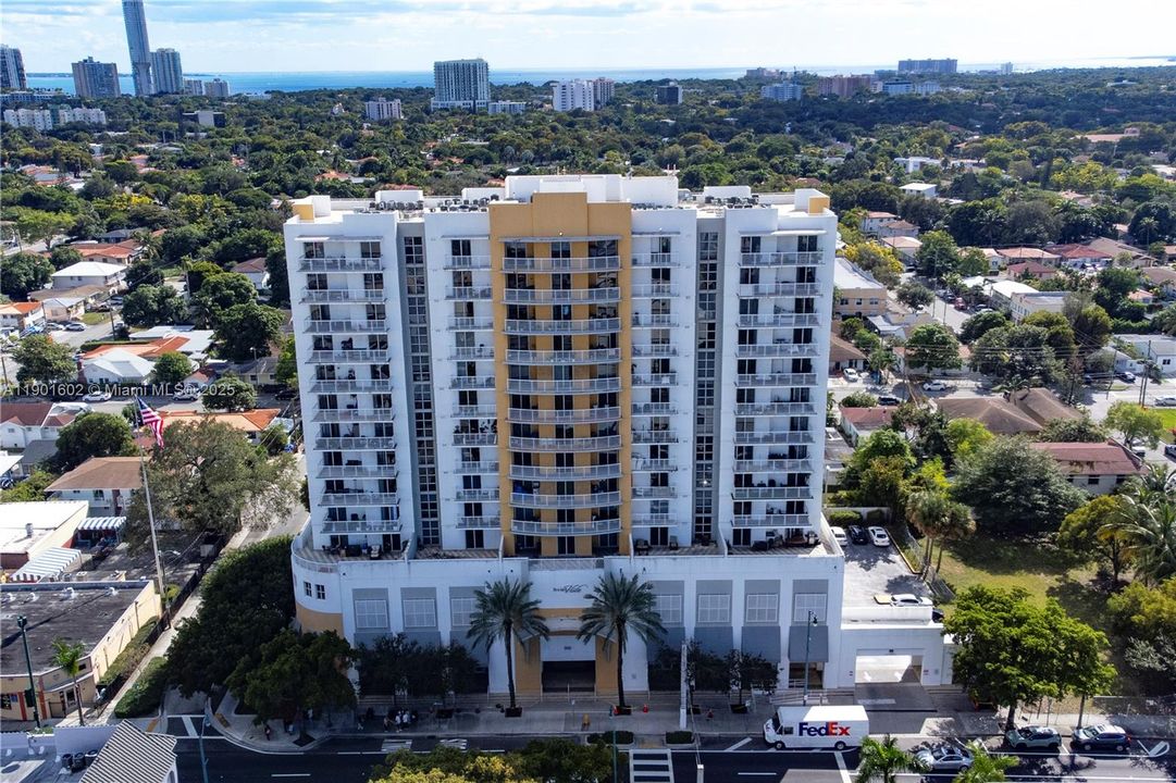 For Sale: $380,000 (2 beds, 2 baths, 891 Square Feet)