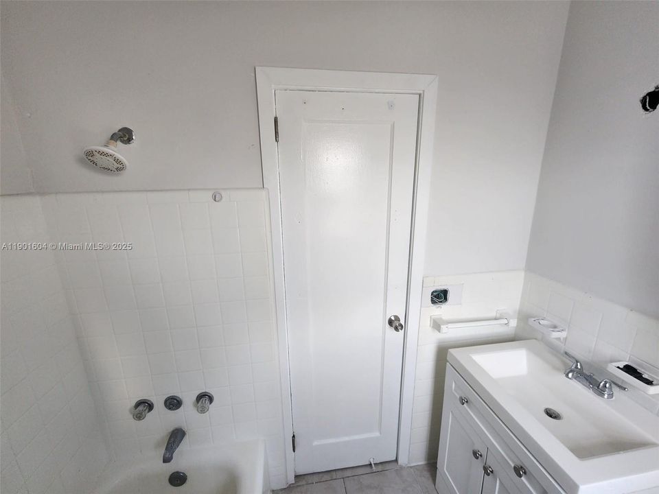 For Rent: $1,600 (0 beds, 1 baths, 6232 Square Feet)