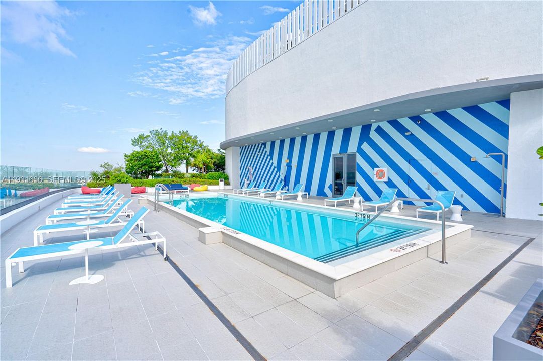 For Sale: $795,000 (2 beds, 2 baths, 924 Square Feet)