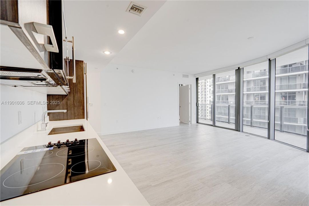 For Sale: $795,000 (2 beds, 2 baths, 924 Square Feet)