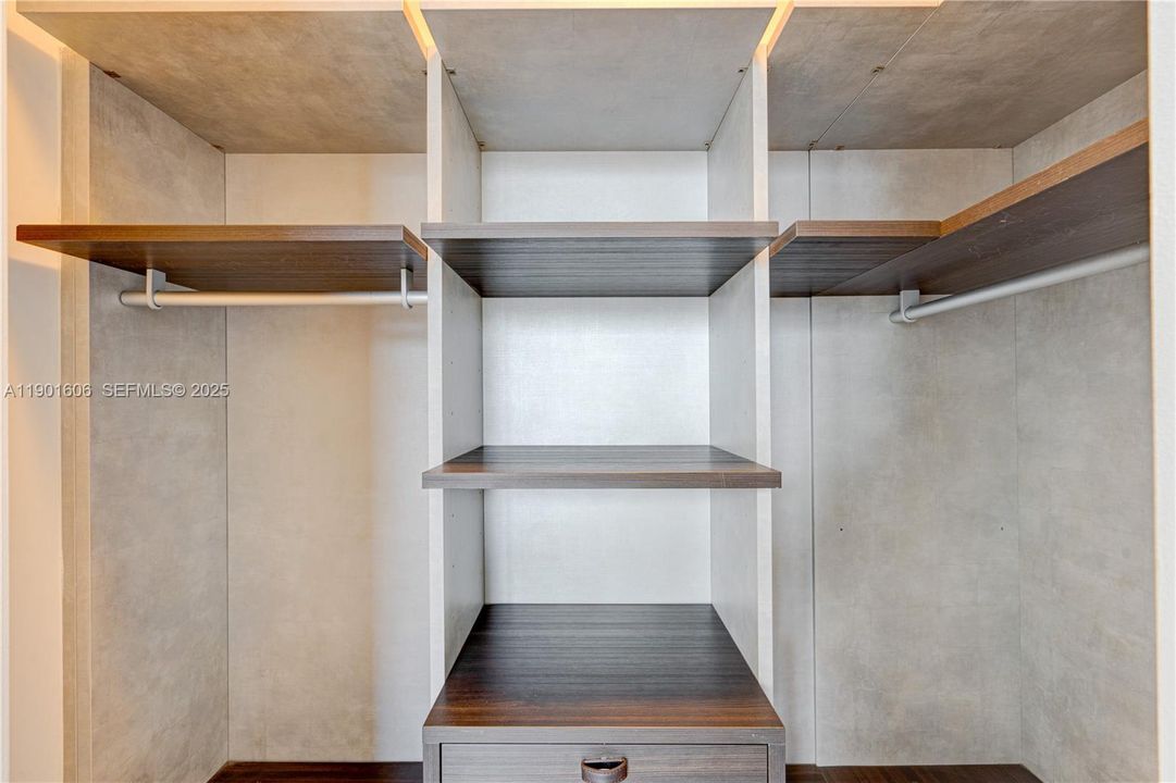 For Sale: $795,000 (2 beds, 2 baths, 924 Square Feet)