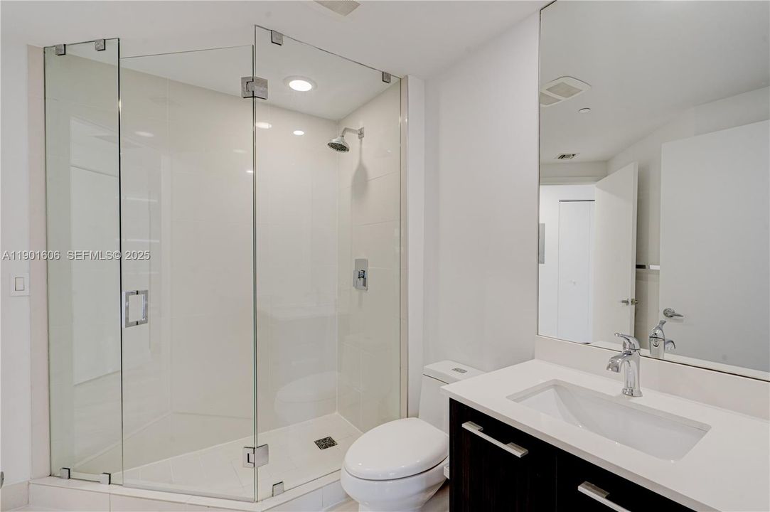 For Sale: $795,000 (2 beds, 2 baths, 924 Square Feet)