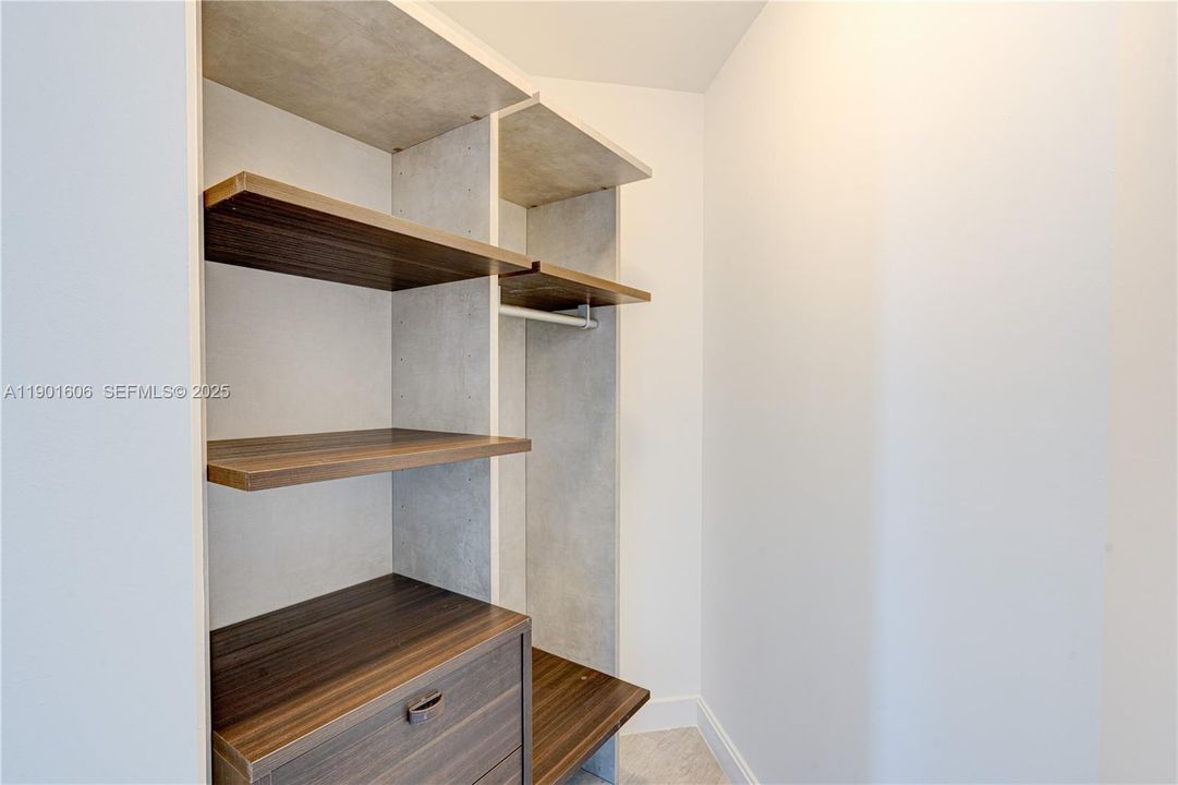 For Sale: $795,000 (2 beds, 2 baths, 924 Square Feet)