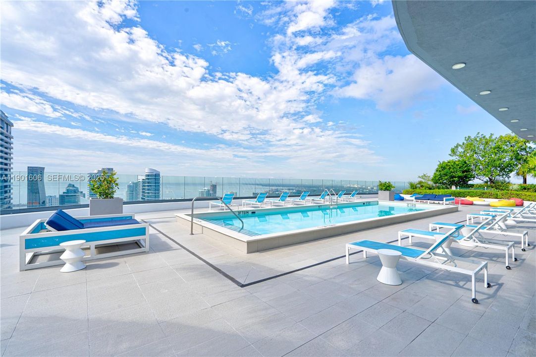 For Sale: $795,000 (2 beds, 2 baths, 924 Square Feet)