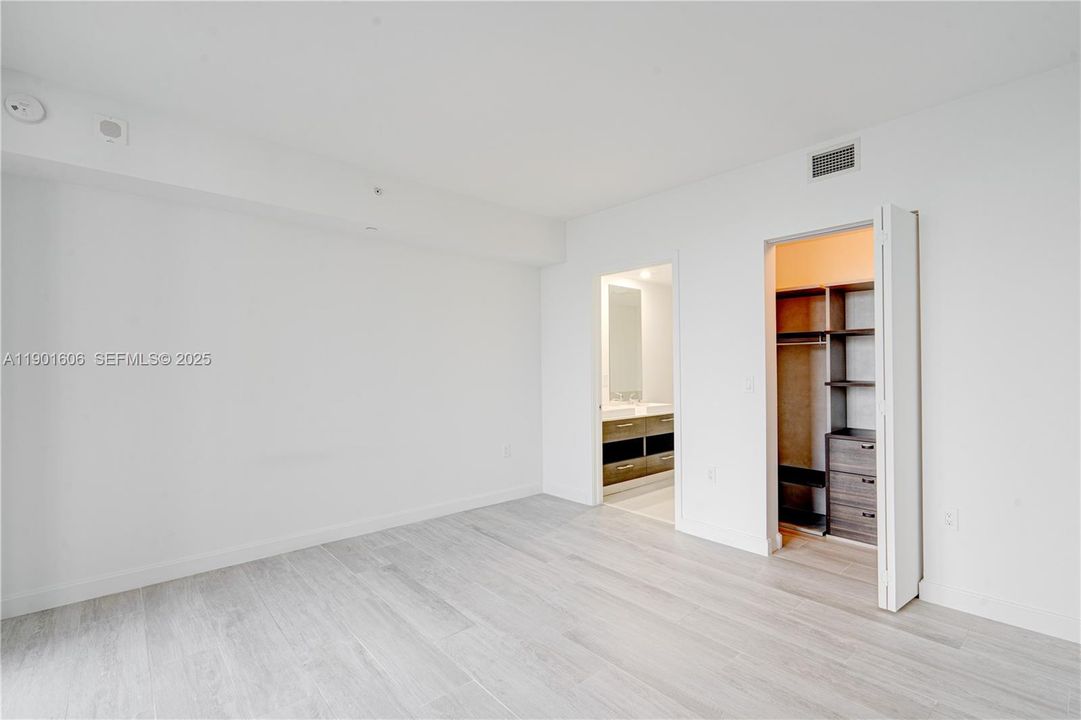 For Sale: $795,000 (2 beds, 2 baths, 924 Square Feet)