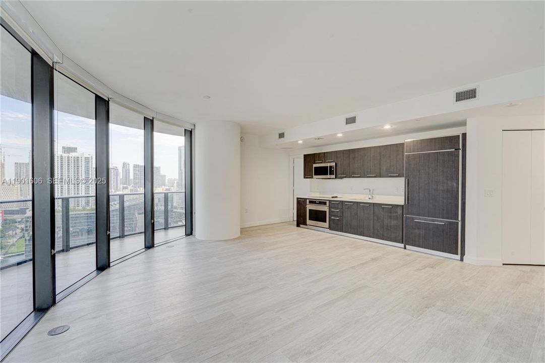 For Sale: $795,000 (2 beds, 2 baths, 924 Square Feet)