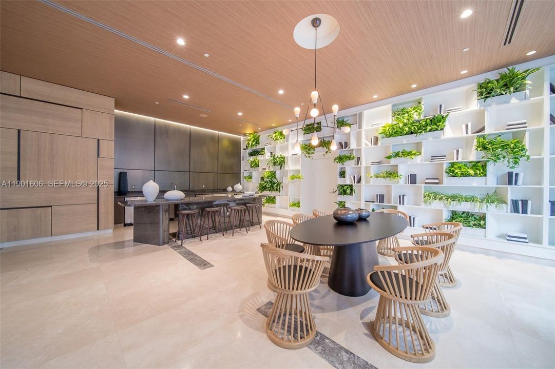 For Sale: $795,000 (2 beds, 2 baths, 924 Square Feet)