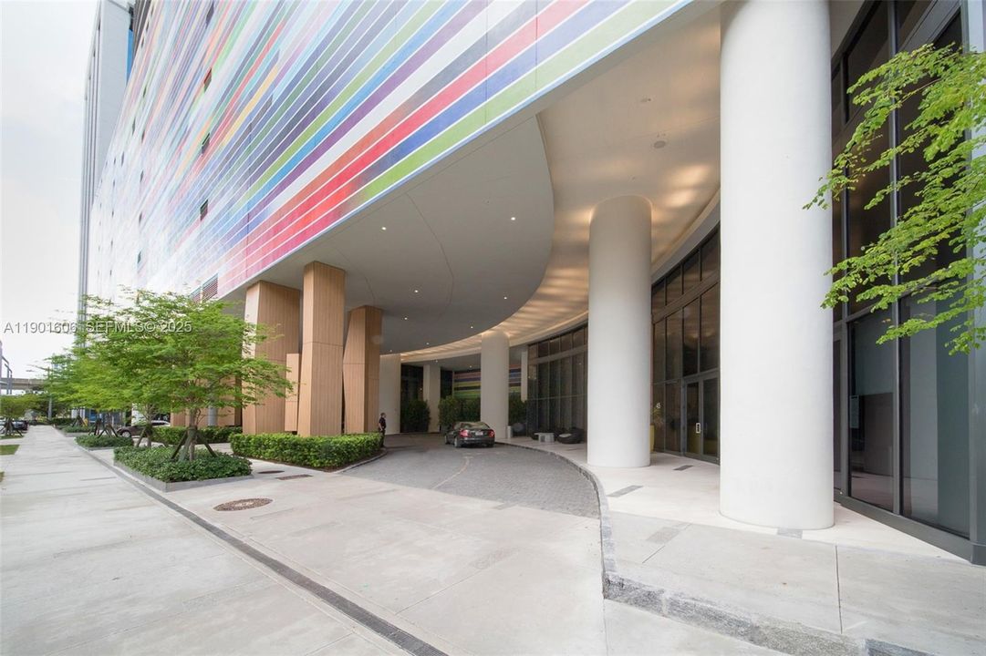 For Sale: $795,000 (2 beds, 2 baths, 924 Square Feet)