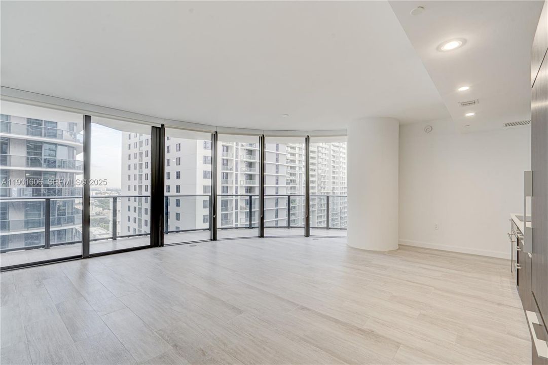 For Sale: $795,000 (2 beds, 2 baths, 924 Square Feet)