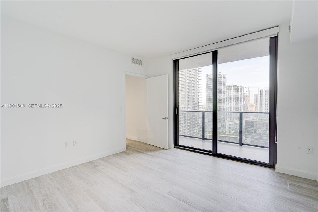 For Sale: $795,000 (2 beds, 2 baths, 924 Square Feet)