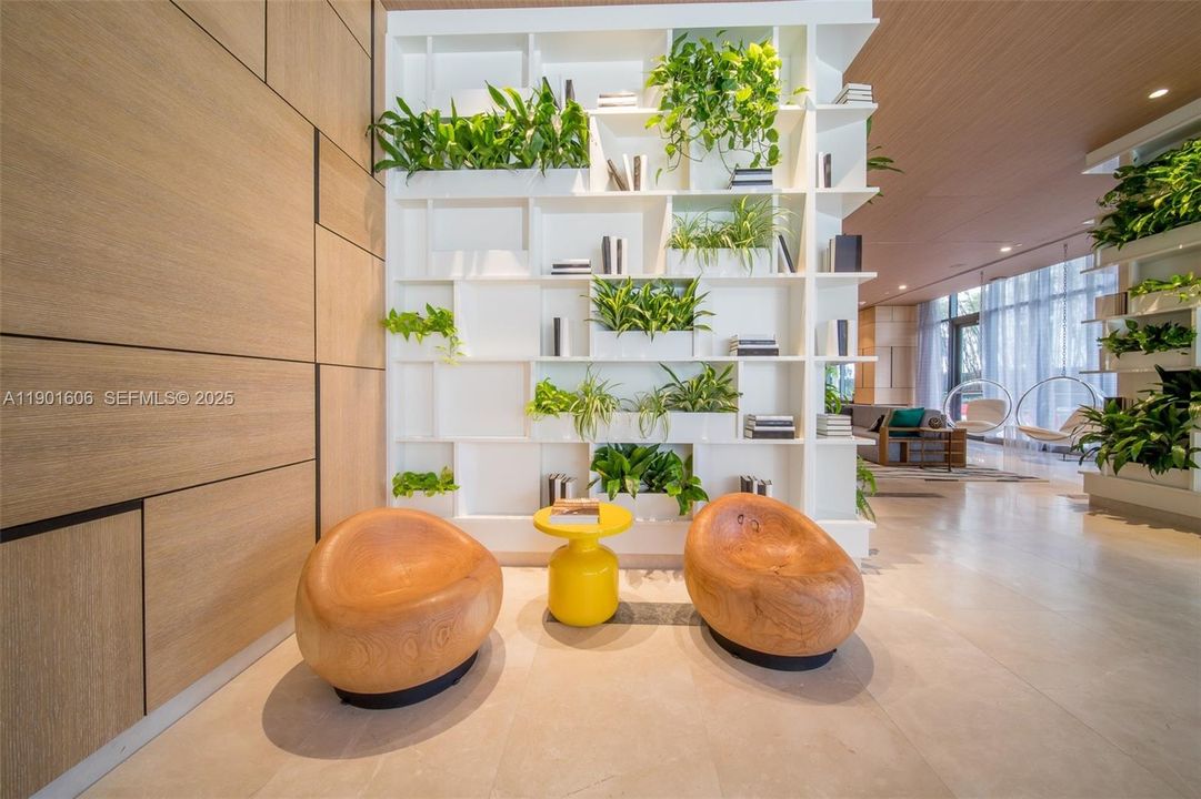 For Sale: $795,000 (2 beds, 2 baths, 924 Square Feet)