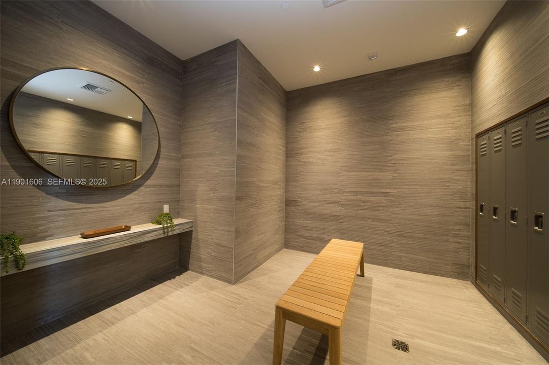 For Sale: $795,000 (2 beds, 2 baths, 924 Square Feet)