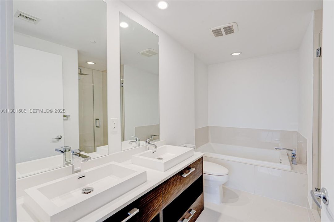 For Sale: $795,000 (2 beds, 2 baths, 924 Square Feet)