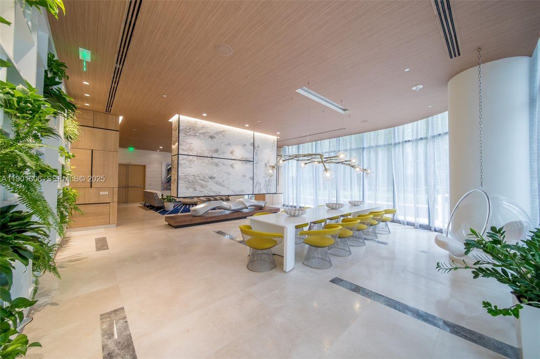 For Sale: $795,000 (2 beds, 2 baths, 924 Square Feet)