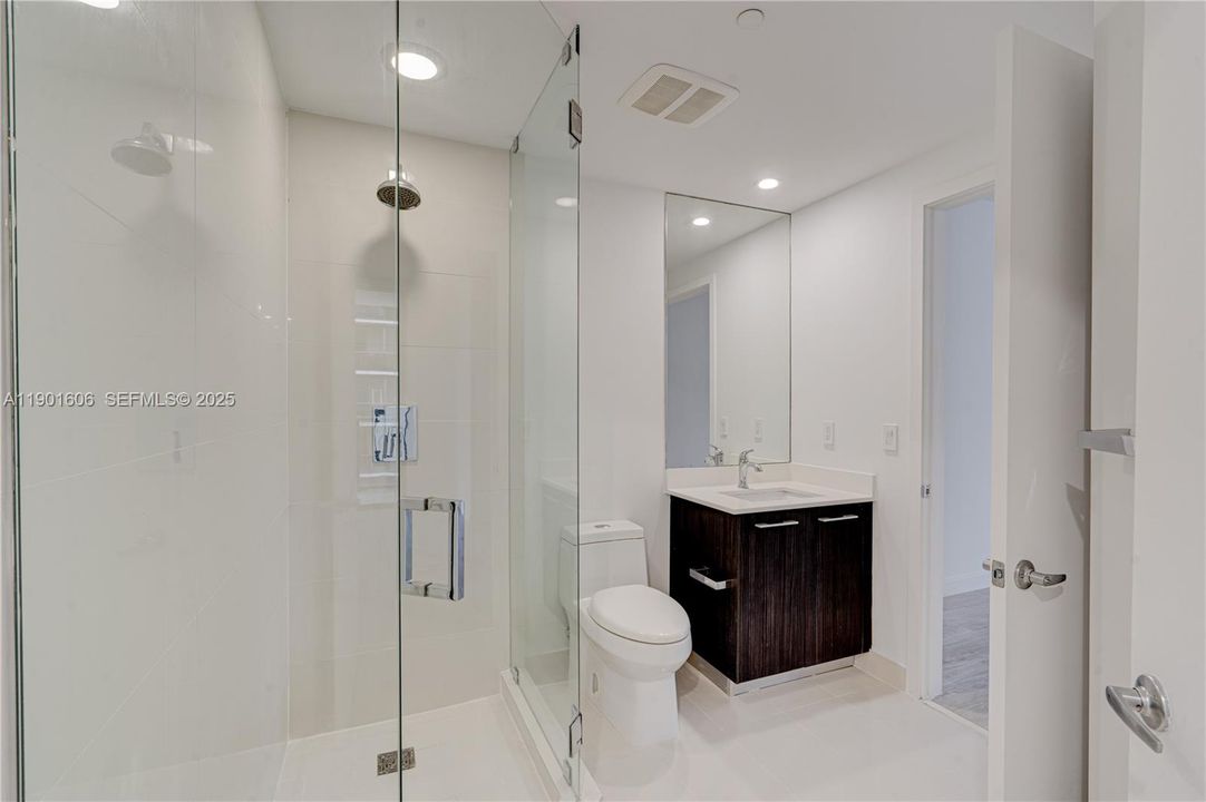 For Sale: $795,000 (2 beds, 2 baths, 924 Square Feet)