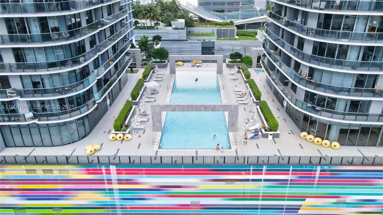 For Sale: $795,000 (2 beds, 2 baths, 924 Square Feet)