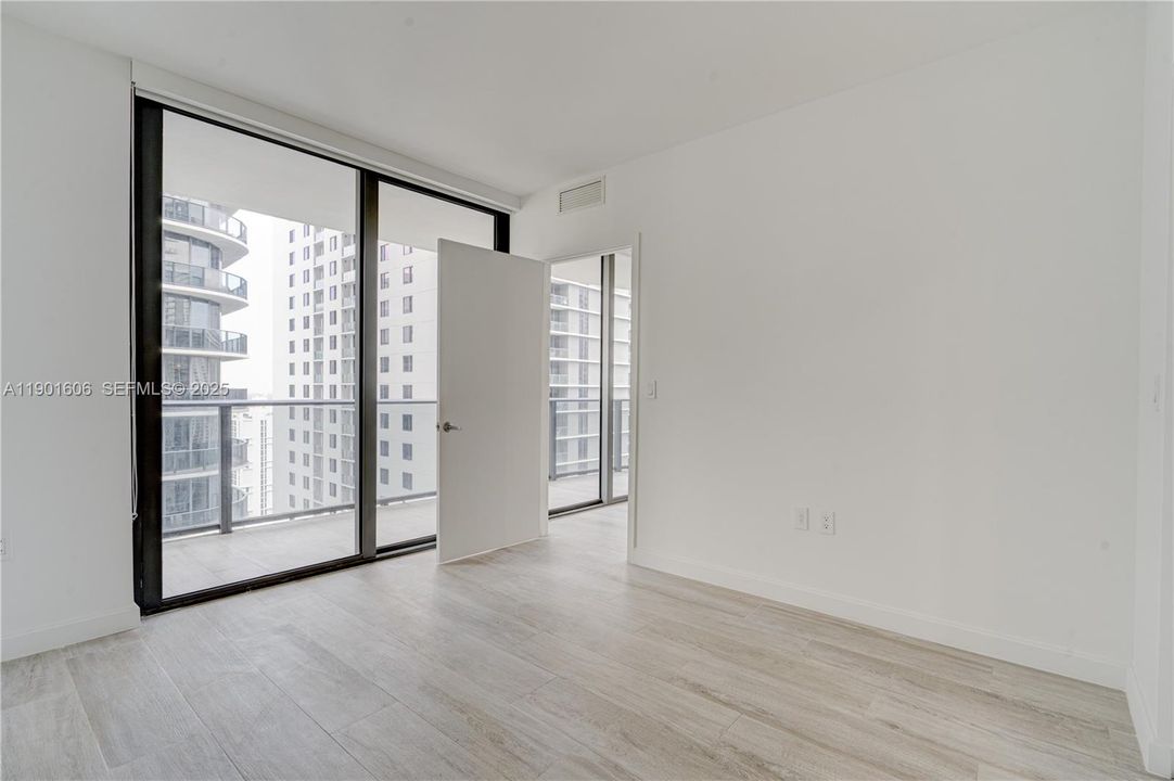 For Sale: $795,000 (2 beds, 2 baths, 924 Square Feet)