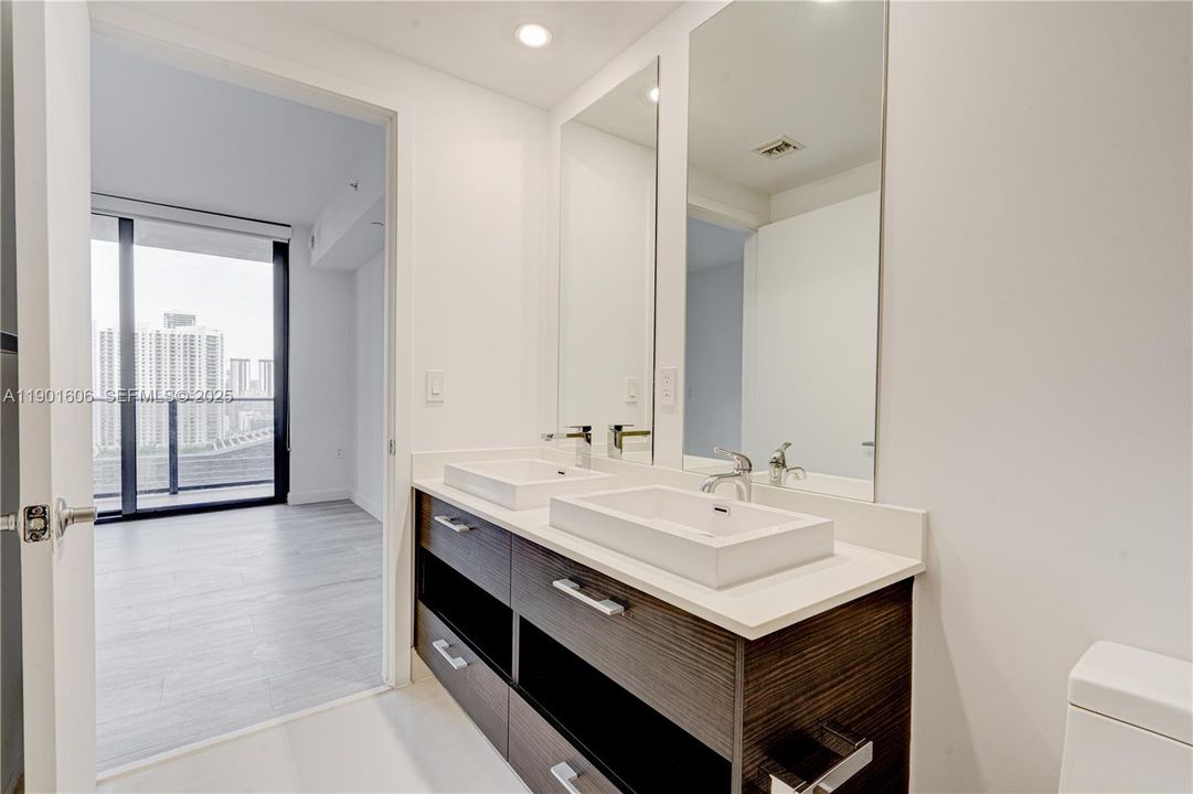 For Sale: $795,000 (2 beds, 2 baths, 924 Square Feet)