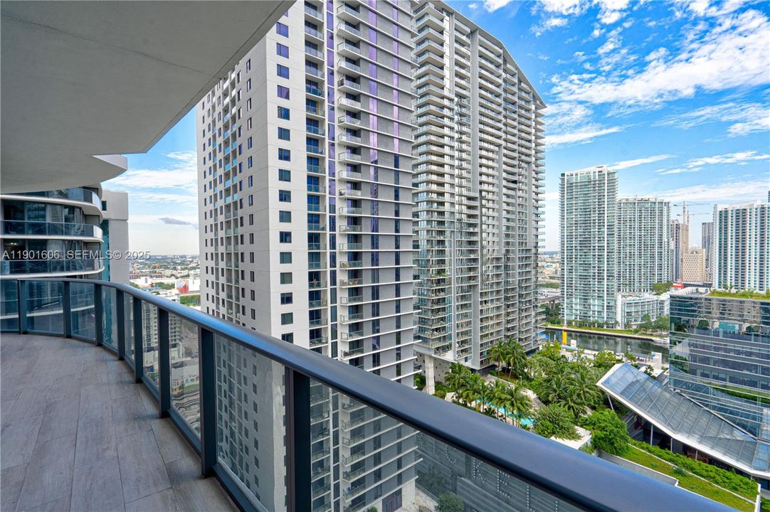 For Sale: $795,000 (2 beds, 2 baths, 924 Square Feet)