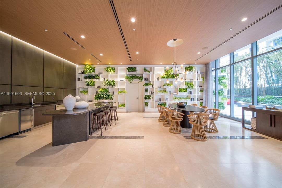 For Sale: $795,000 (2 beds, 2 baths, 924 Square Feet)